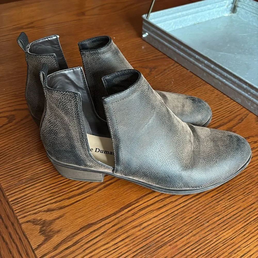 Pierre Dumas size 9 boot, a light and dark brown color, depending on light